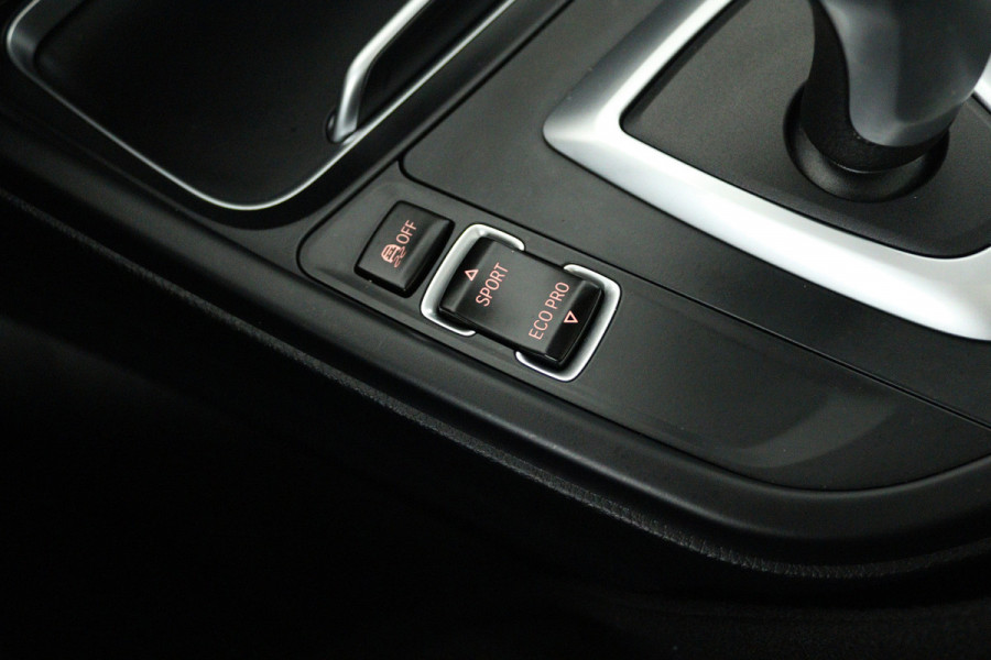 BMW 3 Serie Touring 330i High Executive (PANORAMADAK, STOELVERWARMING, LEER, NAVIGATIE, PARKEERSENSOREN)