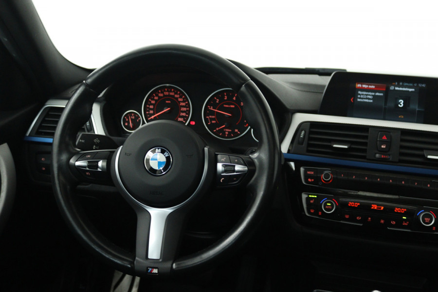 BMW 3 Serie Touring 330i High Executive (PANORAMADAK, STOELVERWARMING, LEER, NAVIGATIE, PARKEERSENSOREN)