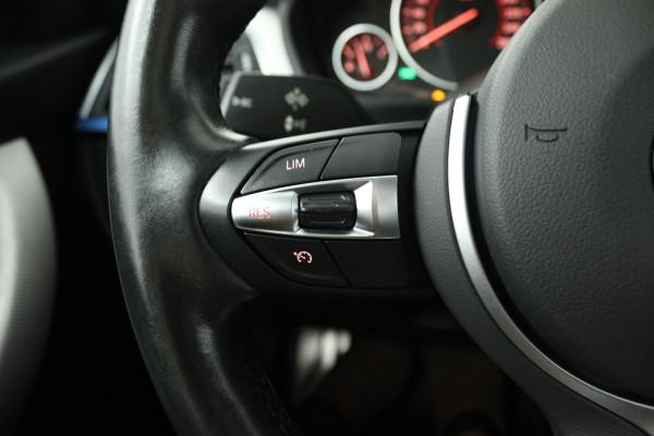 BMW 3 Serie Touring 330i High Executive (PANORAMADAK, STOELVERWARMING, LEER, NAVIGATIE, PARKEERSENSOREN)