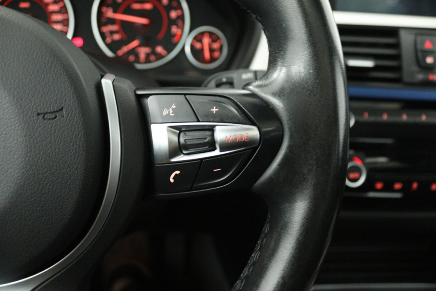 BMW 3 Serie Touring 330i High Executive (PANORAMADAK, STOELVERWARMING, LEER, NAVIGATIE, PARKEERSENSOREN)