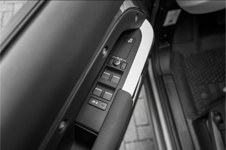 Land Rover Defender 110 2.0 P400e Pano HUD ACC Stuur & Stoelverw