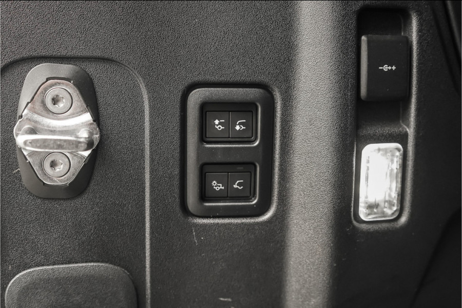 Land Rover Defender 110 2.0 P400e Pano HUD ACC Stuur & Stoelverw