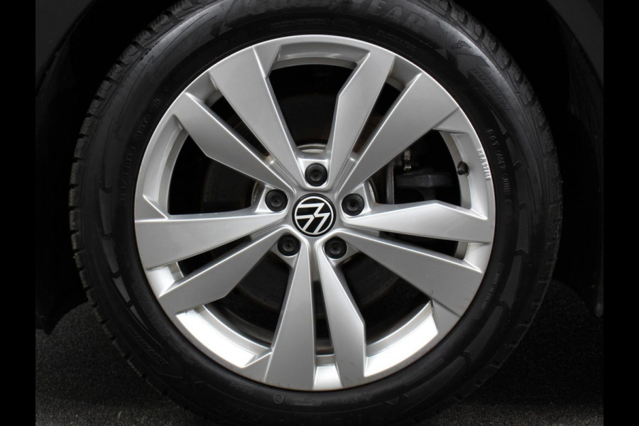 Volkswagen ID.3 First Plus 58 kWh | Navigatie | Apple Carplay/Android Auto | Camera | Parkeersensoren | Adaptive Cruise Control | Full LED Matrix | Stoel- en stuurverwarming | Lichtmetalen velgen | Climate Control