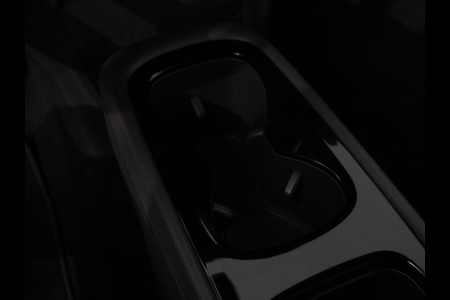 Volkswagen ID.3 First Plus 58 kWh | Navigatie | Apple Carplay/Android Auto | Camera | Parkeersensoren | Adaptive Cruise Control | Full LED Matrix | Stoel- en stuurverwarming | Lichtmetalen velgen | Climate Control