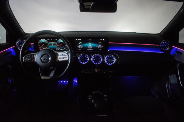 Mercedes-Benz A-Klasse 180 AMG Night Edition Automaat ORG NL [ Sfeerverlichting Elektrische Trekhaak Camera Stoelverwarming ]