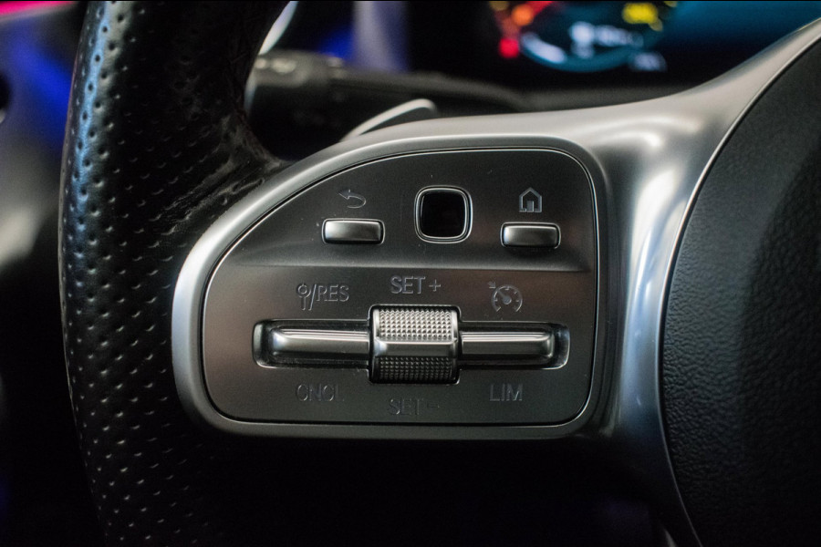 Mercedes-Benz A-Klasse 180 AMG Night Edition Automaat ORG NL [ Sfeerverlichting Elektrische Trekhaak Camera Stoelverwarming ]