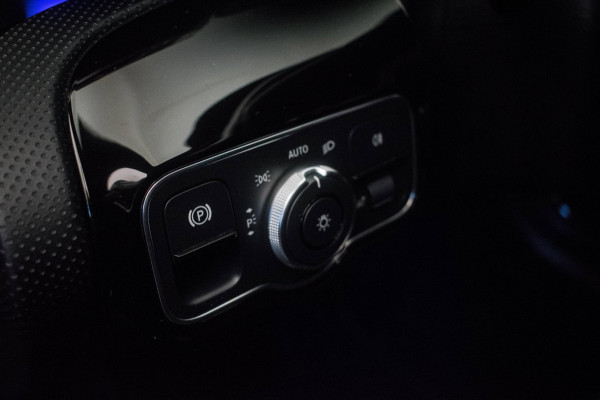 Mercedes-Benz A-Klasse 180 AMG Night Edition Automaat ORG NL [ Sfeerverlichting Elektrische Trekhaak Camera Stoelverwarming ]