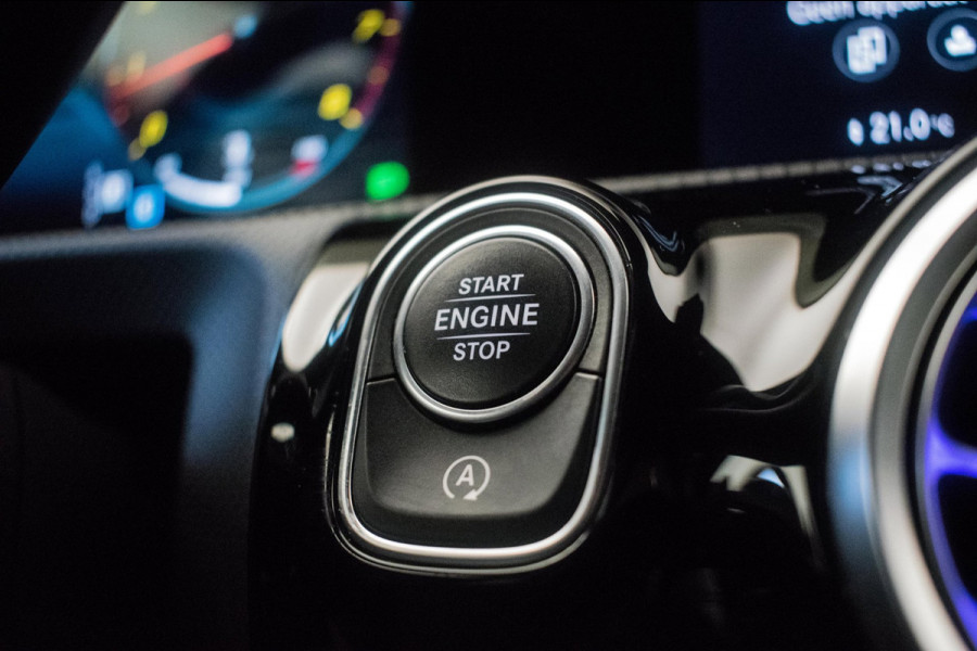 Mercedes-Benz A-Klasse 180 AMG Night Edition Automaat ORG NL [ Sfeerverlichting Elektrische Trekhaak Camera Stoelverwarming ]