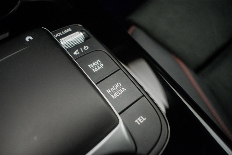 Mercedes-Benz A-Klasse 180 AMG Night Edition Automaat ORG NL [ Sfeerverlichting Elektrische Trekhaak Camera Stoelverwarming ]