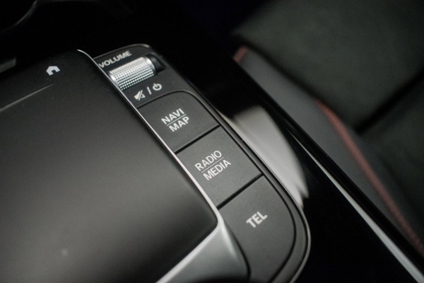 Mercedes-Benz A-Klasse 180 AMG Night Edition Automaat ORG NL [ Sfeerverlichting Elektrische Trekhaak Camera Stoelverwarming ]