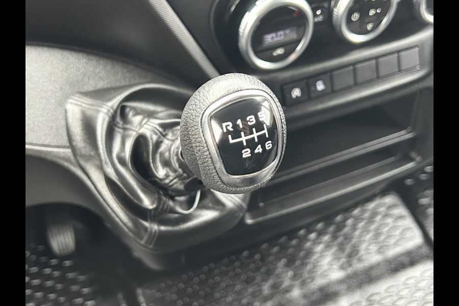 Iveco Daily 35S14V 2.3 136 PK / L2H2 / 270 A DEUREN / 3.5T TREKHAAK / 45.331 KM !! / AIRCO / BLUETOOTH