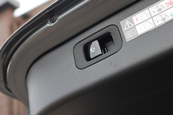 Mercedes-Benz C-Klasse Estate 300 e AMG Line Premium+ | Distronic+ | Panoramadak | Trekhaak | Memory | HUD | Digital Light | Verwarmd Stuurwiel | Advanced Sound System | Keyless Go | Surround Camera |