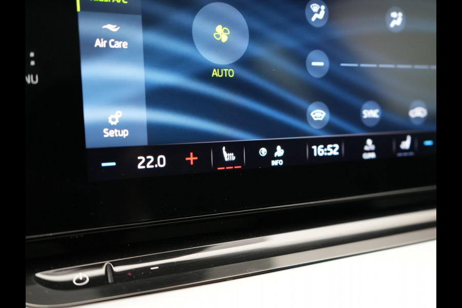 Škoda Octavia Combi 1.4 TSI iV Sportline Business Plug In Hybrid 204pk Dealer O.H. PHEV | Panodak | Sportstoelen Memory & Verwarmd | Matrix LED | Sfeerverlichting | Apple Carplay | Keyless | Blis | Cruise Control | Navigatie | DAB |