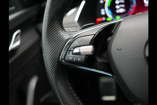 Škoda Octavia Combi 1.4 TSI iV Sportline Business Plug In Hybrid 204pk Dealer O.H. PHEV | Panodak | Sportstoelen Memory & Verwarmd | Matrix LED | Sfeerverlichting | Apple Carplay | Keyless | Blis | Cruise Control | Navigatie | DAB |