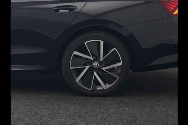 Škoda Octavia Combi 1.4 TSI iV Sportline Business Plug In Hybrid 204pk Dealer O.H. PHEV | Panodak | Sportstoelen Memory & Verwarmd | Matrix LED | Sfeerverlichting | Apple Carplay | Keyless | Blis | Cruise Control | Navigatie | DAB |