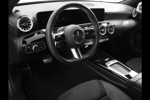 Mercedes-Benz A-Klasse 200 177pk Automaat MHEV AMG Line | Achteruitrij Camera | Verwarmde voorstoelen | Navigatie | LED | Climate control | Adaptive Cruise control | Parkeersensoren | Apple Carplay & Android Auto