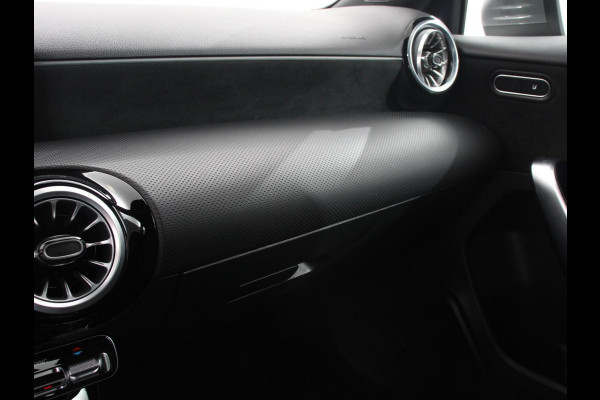 Mercedes-Benz A-Klasse 200 177pk Automaat MHEV AMG Line | Achteruitrij Camera | Verwarmde voorstoelen | Navigatie | LED | Climate control | Adaptive Cruise control | Parkeersensoren | Apple Carplay & Android Auto