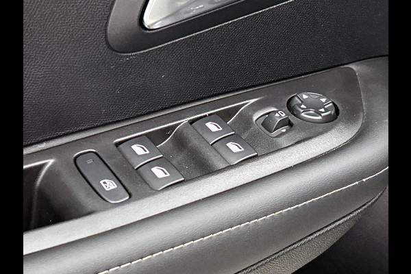 Peugeot 208 1.2 Hybrid 100PK Automaat Allure | Navigatie | Apple Carplay/Android Auto | Airco | Parkeer sensoren | Cruise Control | Lichtmetalen Velgen