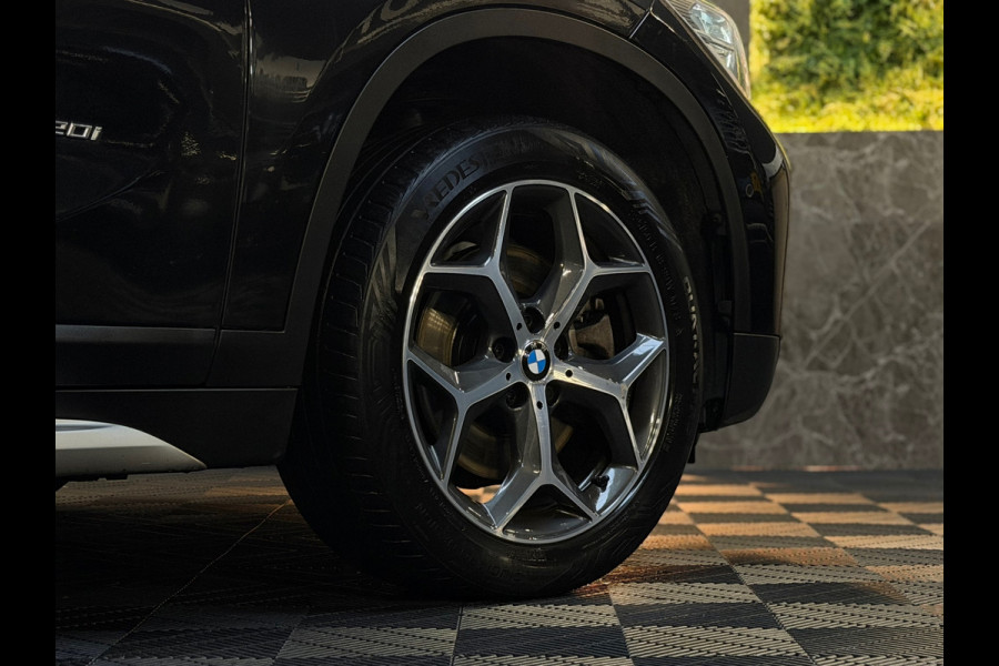 BMW X1 SDrive20i High Executive M-Sport NAP/LED/HuD/SFEERVERLICHTING/CAM/AUTOMAAT