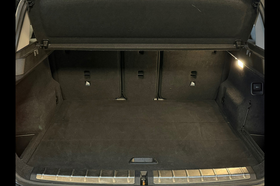 BMW X1 SDrive20i High Executive M-Sport NAP/LED/HuD/SFEERVERLICHTING/CAM/AUTOMAAT