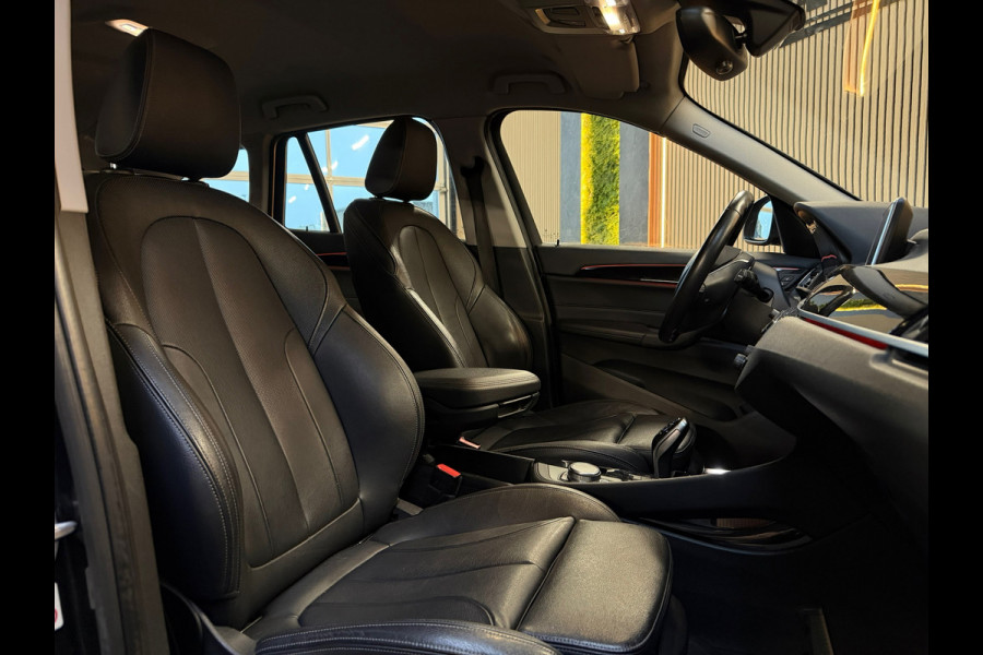 BMW X1 SDrive20i High Executive M-Sport NAP/LED/HuD/SFEERVERLICHTING/CAM/AUTOMAAT
