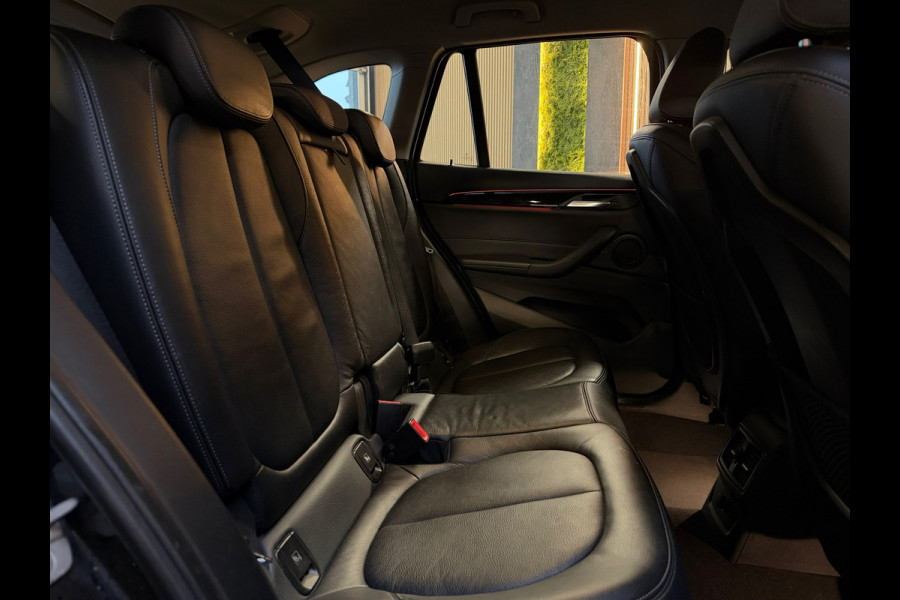 BMW X1 SDrive20i High Executive M-Sport NAP/LED/HuD/SFEERVERLICHTING/CAM/AUTOMAAT