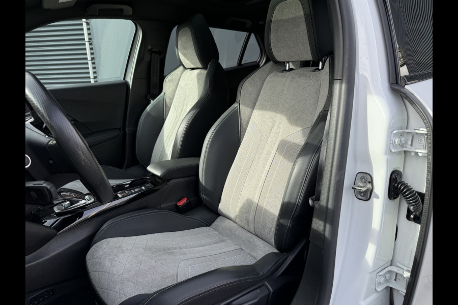 Peugeot e-2008 BWJ 10-2021 | EV GT 136PK Pack 50 kWh | PANO DAK | TREKHAAK | CLIMA | NAVI | CAMERA A | 18'' LMV | PDC 2X | CARPLAY |