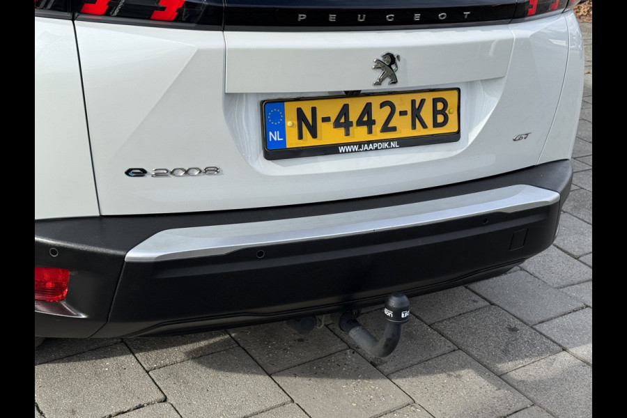 Peugeot e-2008 BWJ 10-2021 | EV GT 136PK Pack 50 kWh | PANO DAK | TREKHAAK | CLIMA | NAVI | CAMERA A | 18'' LMV | PDC 2X | CARPLAY |
