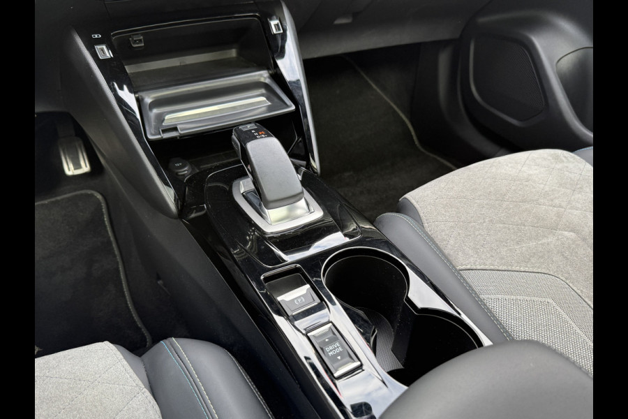 Peugeot e-2008 BWJ 10-2021 | EV GT 136PK Pack 50 kWh | PANO DAK | TREKHAAK | CLIMA | NAVI | CAMERA A | 18'' LMV | PDC 2X | CARPLAY |