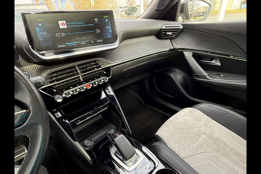 Peugeot e-2008 BWJ 10-2021 | EV GT 136PK Pack 50 kWh | PANO DAK | TREKHAAK | CLIMA | NAVI | CAMERA A | 18'' LMV | PDC 2X | CARPLAY |