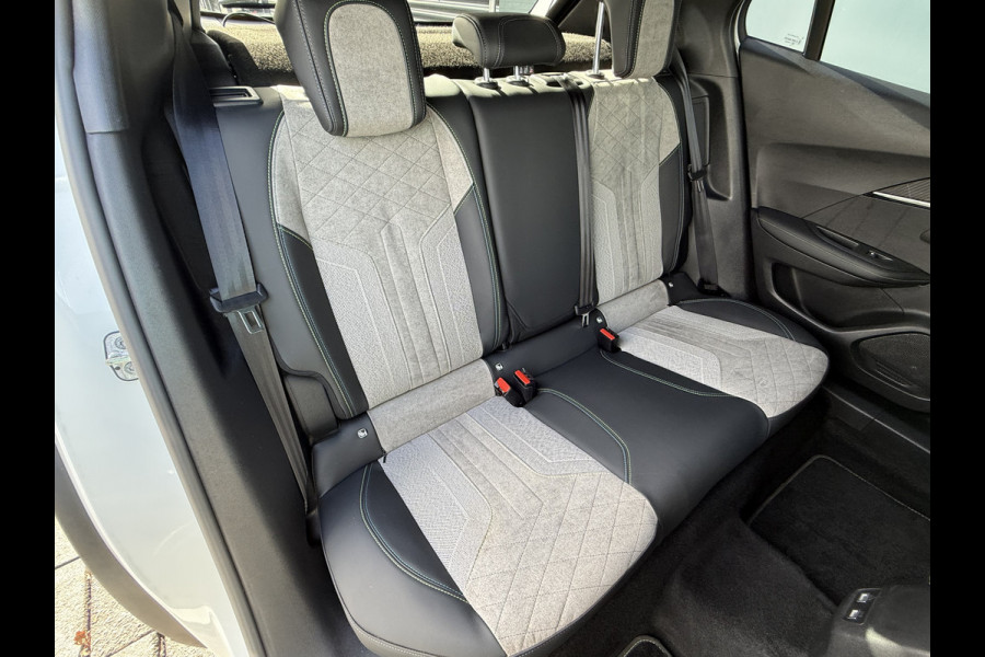 Peugeot e-2008 BWJ 10-2021 | EV GT 136PK Pack 50 kWh | PANO DAK | TREKHAAK | CLIMA | NAVI | CAMERA A | 18'' LMV | PDC 2X | CARPLAY |