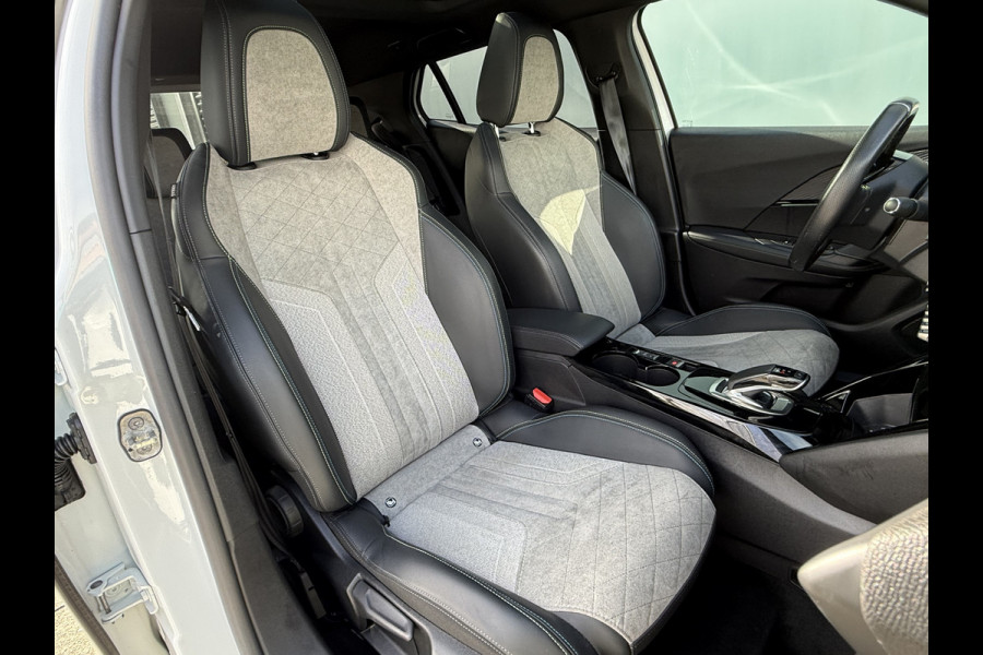 Peugeot e-2008 BWJ 10-2021 | EV GT 136PK Pack 50 kWh | PANO DAK | TREKHAAK | CLIMA | NAVI | CAMERA A | 18'' LMV | PDC 2X | CARPLAY |