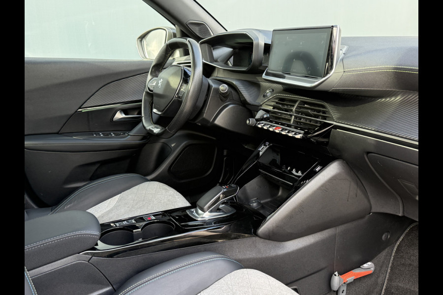 Peugeot e-2008 BWJ 10-2021 | EV GT 136PK Pack 50 kWh | PANO DAK | TREKHAAK | CLIMA | NAVI | CAMERA A | 18'' LMV | PDC 2X | CARPLAY |