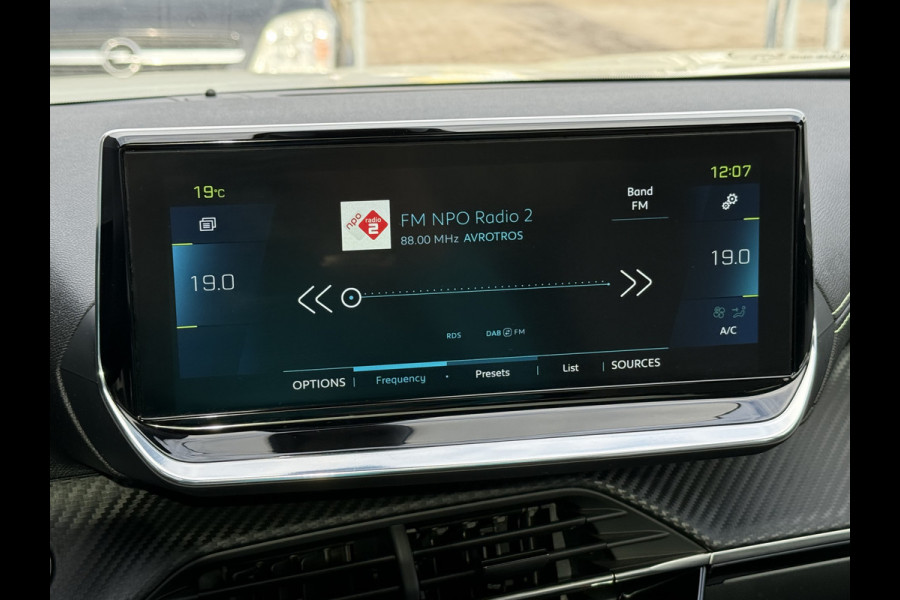 Peugeot e-2008 BWJ 10-2021 | EV GT 136PK Pack 50 kWh | PANO DAK | TREKHAAK | CLIMA | NAVI | CAMERA A | 18'' LMV | PDC 2X | CARPLAY |