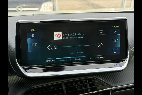 Peugeot e-2008 BWJ 10-2021 | EV GT 136PK Pack 50 kWh | PANO DAK | TREKHAAK | CLIMA | NAVI | CAMERA A | 18'' LMV | PDC 2X | CARPLAY |