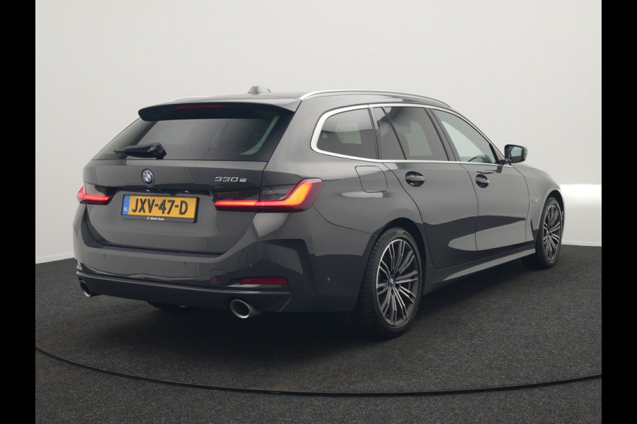 BMW 3 Serie Touring 330e Luxury Line Plug In Hybrid Facelift 293pk Dealer O.H. PHEV | Trekhaak Af Fabriek | Panodak | Head Up | Camera | Harman / Kardon | Lederen Sportstoelen Memory & Verwarmd | Adaptive LED | Widescreen Navi | Stuur Verwarmd | Keyless | Blis | 18"L.M  |