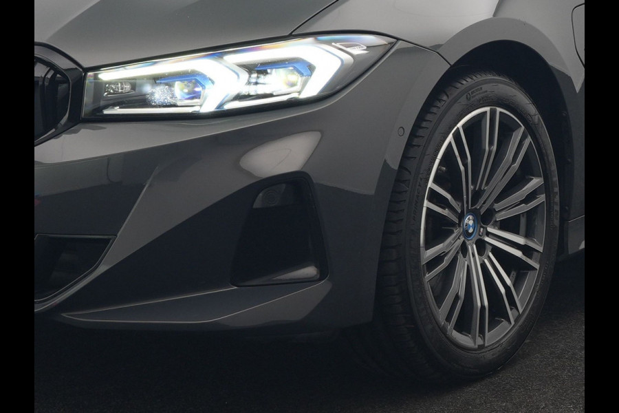 BMW 3 Serie Touring 330e Luxury Line Plug In Hybrid Facelift 293pk Dealer O.H. PHEV | Trekhaak Af Fabriek | Panodak | Head Up | Camera | Harman / Kardon | Lederen Sportstoelen Memory & Verwarmd | Adaptive LED | Widescreen Navi | Stuur Verwarmd | Keyless | Blis | 18"L.M  |