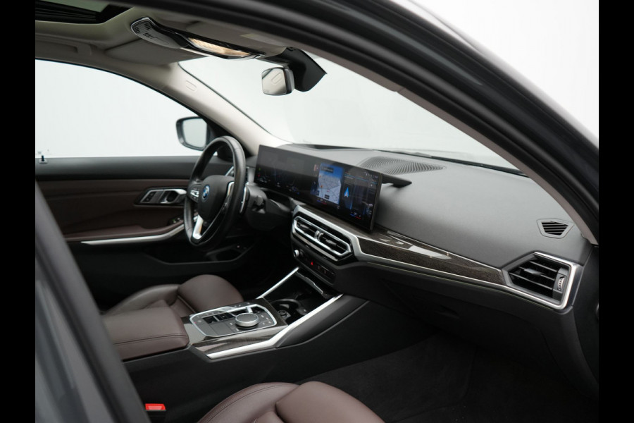 BMW 3 Serie Touring 330e Luxury Line Plug In Hybrid Facelift 293pk Dealer O.H. PHEV | Trekhaak Af Fabriek | Panodak | Head Up | Camera | Harman / Kardon | Lederen Sportstoelen Memory & Verwarmd | Adaptive LED | Widescreen Navi | Stuur Verwarmd | Keyless | Blis | 18"L.M  |