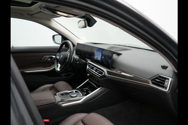BMW 3 Serie Touring 330e Luxury Line Plug In Hybrid Facelift 293pk Dealer O.H. PHEV | Trekhaak Af Fabriek | Panodak | Head Up | Camera | Harman / Kardon | Lederen Sportstoelen Memory & Verwarmd | Adaptive LED | Widescreen Navi | Stuur Verwarmd | Keyless | Blis | 18"L.M  |