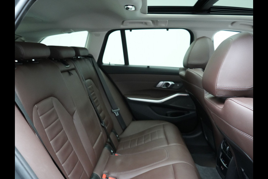 BMW 3 Serie Touring 330e Luxury Line Plug In Hybrid Facelift 293pk Dealer O.H. PHEV | Trekhaak Af Fabriek | Panodak | Head Up | Camera | Harman / Kardon | Lederen Sportstoelen Memory & Verwarmd | Adaptive LED | Widescreen Navi | Stuur Verwarmd | Keyless | Blis | 18"L.M  |