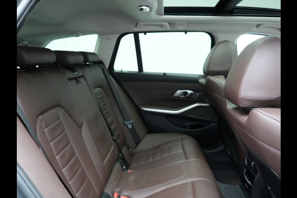 BMW 3 Serie Touring 330e Luxury Line Plug In Hybrid Facelift 293pk Dealer O.H. PHEV | Trekhaak Af Fabriek | Panodak | Head Up | Camera | Harman / Kardon | Lederen Sportstoelen Memory & Verwarmd | Adaptive LED | Widescreen Navi | Stuur Verwarmd | Keyless | Blis | 18"L.M  |