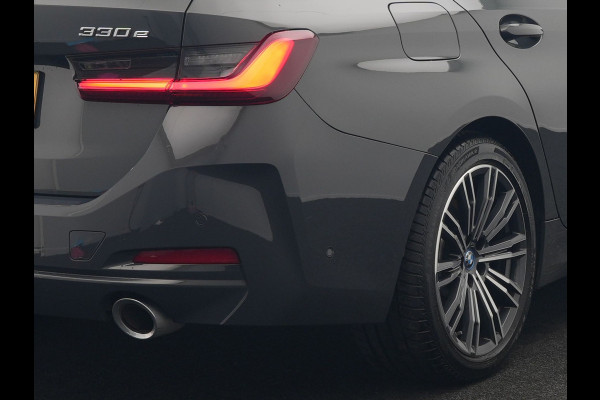 BMW 3 Serie Touring 330e Luxury Line Plug In Hybrid Facelift 293pk Dealer O.H. PHEV | Trekhaak Af Fabriek | Panodak | Head Up | Camera | Harman / Kardon | Lederen Sportstoelen Memory & Verwarmd | Adaptive LED | Widescreen Navi | Stuur Verwarmd | Keyless | Blis | 18"L.M  |