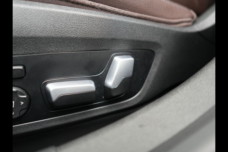 BMW 3 Serie Touring 330e Luxury Line Plug In Hybrid Facelift 293pk Dealer O.H. PHEV | Trekhaak Af Fabriek | Panodak | Head Up | Camera | Harman / Kardon | Lederen Sportstoelen Memory & Verwarmd | Adaptive LED | Widescreen Navi | Stuur Verwarmd | Keyless | Blis | 18"L.M  |