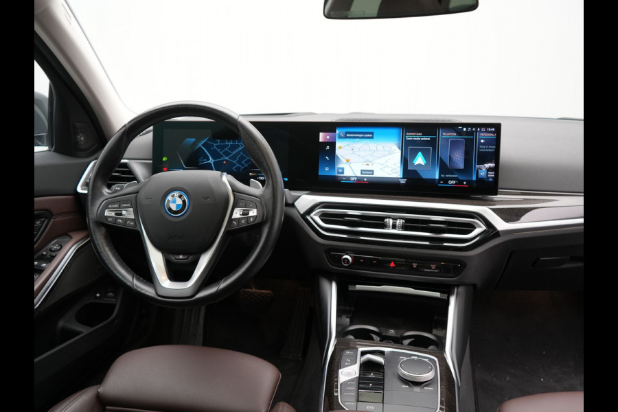 BMW 3 Serie Touring 330e Luxury Line Plug In Hybrid Facelift 293pk Dealer O.H. PHEV | Trekhaak Af Fabriek | Panodak | Head Up | Camera | Harman / Kardon | Lederen Sportstoelen Memory & Verwarmd | Adaptive LED | Widescreen Navi | Stuur Verwarmd | Keyless | Blis | 18"L.M  |