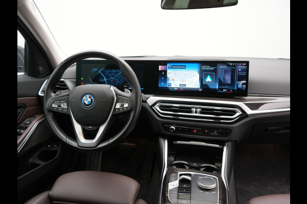 BMW 3 Serie Touring 330e Luxury Line Plug In Hybrid Facelift 293pk Dealer O.H. PHEV | Trekhaak Af Fabriek | Panodak | Head Up | Camera | Harman / Kardon | Lederen Sportstoelen Memory & Verwarmd | Adaptive LED | Widescreen Navi | Stuur Verwarmd | Keyless | Blis | 18"L.M  |