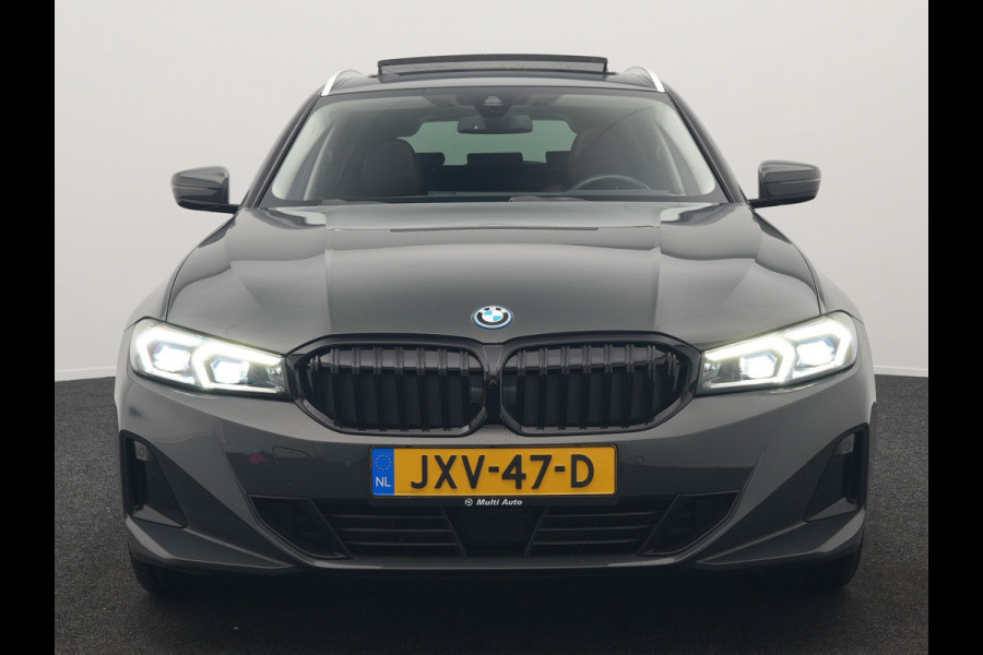 BMW 3 Serie Touring 330e Luxury Line Plug In Hybrid Facelift 293pk Dealer O.H. PHEV | Trekhaak Af Fabriek | Panodak | Head Up | Camera | Harman / Kardon | Lederen Sportstoelen Memory & Verwarmd | Adaptive LED | Widescreen Navi | Stuur Verwarmd | Keyless | Blis | 18"L.M  |