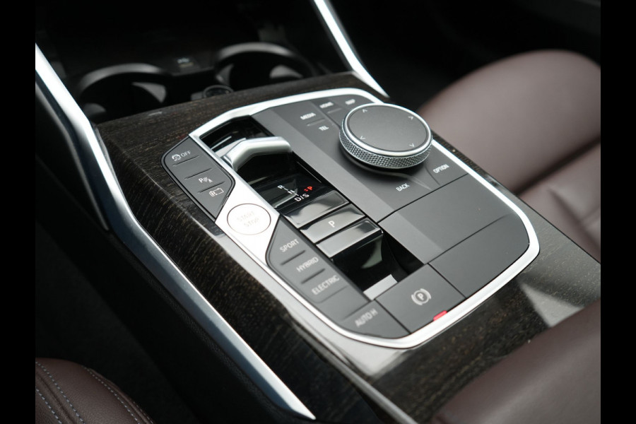 BMW 3 Serie Touring 330e Luxury Line Plug In Hybrid Facelift 293pk Dealer O.H. PHEV | Trekhaak Af Fabriek | Panodak | Head Up | Camera | Harman / Kardon | Lederen Sportstoelen Memory & Verwarmd | Adaptive LED | Widescreen Navi | Stuur Verwarmd | Keyless | Blis | 18"L.M  |