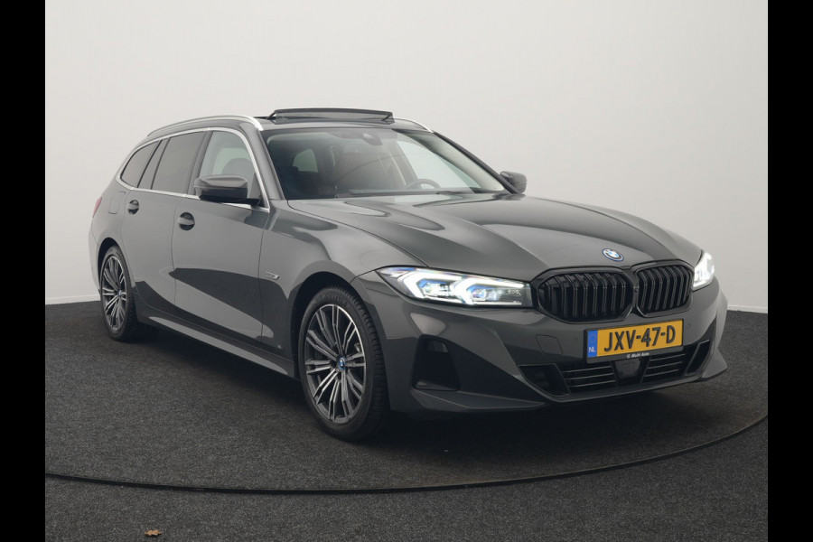 BMW 3 Serie Touring 330e Luxury Line Plug In Hybrid Facelift 293pk Dealer O.H. PHEV | Trekhaak Af Fabriek | Panodak | Head Up | Camera | Harman / Kardon | Lederen Sportstoelen Memory & Verwarmd | Adaptive LED | Widescreen Navi | Stuur Verwarmd | Keyless | Blis | 18"L.M  |