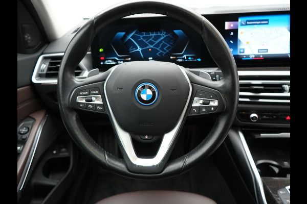 BMW 3 Serie Touring 330e Luxury Line Plug In Hybrid Facelift 293pk Dealer O.H. PHEV | Trekhaak Af Fabriek | Panodak | Head Up | Camera | Harman / Kardon | Lederen Sportstoelen Memory & Verwarmd | Adaptive LED | Widescreen Navi | Stuur Verwarmd | Keyless | Blis | 18"L.M  |