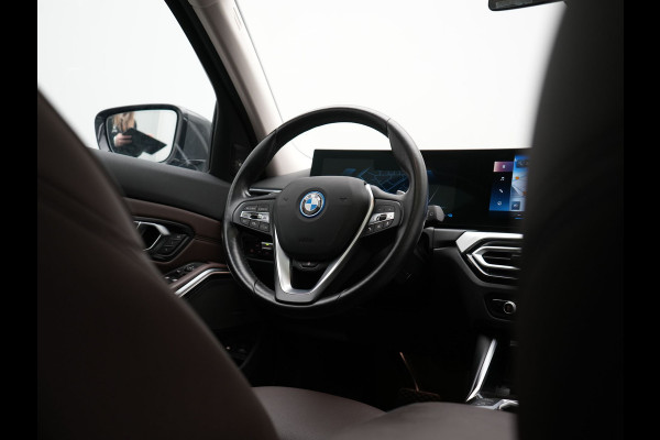 BMW 3 Serie Touring 330e Luxury Line Plug In Hybrid Facelift 293pk Dealer O.H. PHEV | Trekhaak Af Fabriek | Panodak | Head Up | Camera | Harman / Kardon | Lederen Sportstoelen Memory & Verwarmd | Adaptive LED | Widescreen Navi | Stuur Verwarmd | Keyless | Blis | 18"L.M  |